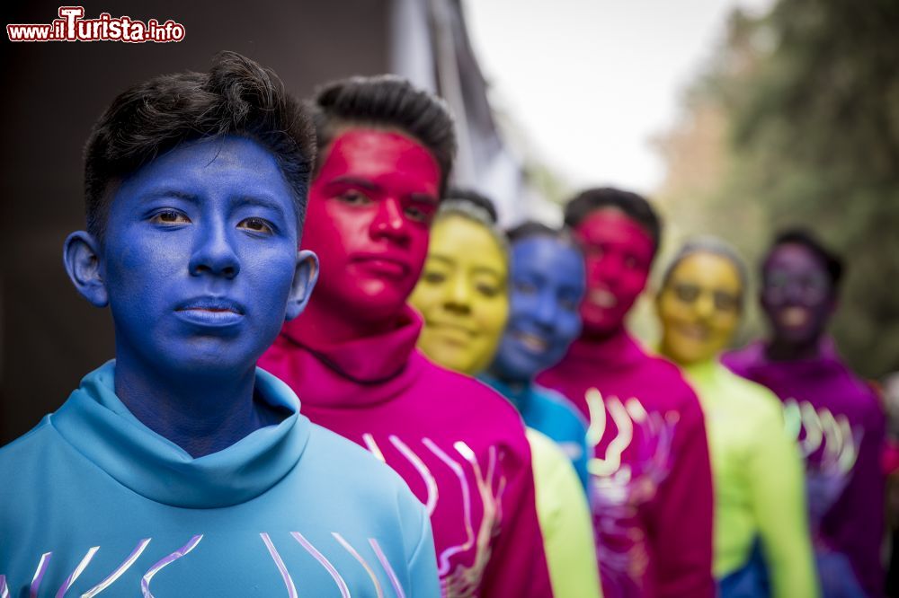 Immagine Ragazzi truccati per sfilare alla manifestazione del Día de Muertos lungo le strade della capitale messicana.