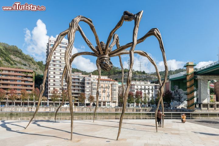 Immagine Il famoso ragno di Louis Bourgeois, scultrice francese che realizzò questa opera nintitolata "Maman" , posizionata fuori dal Guggenheilm Museum di Bilbao (Spagna) - foto © tichr / Shutterstock
