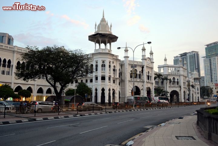 Immagine KL Train Station: si tratta di un edificio costruito nel 1911 dall'architetto inglese Hubback, che fonde stili architettonici diversi. È stata per decenni la stazione centrale dei treni di Kuala Lumpur, prima che questa fosse spostata nella più moderna KL Sentral.