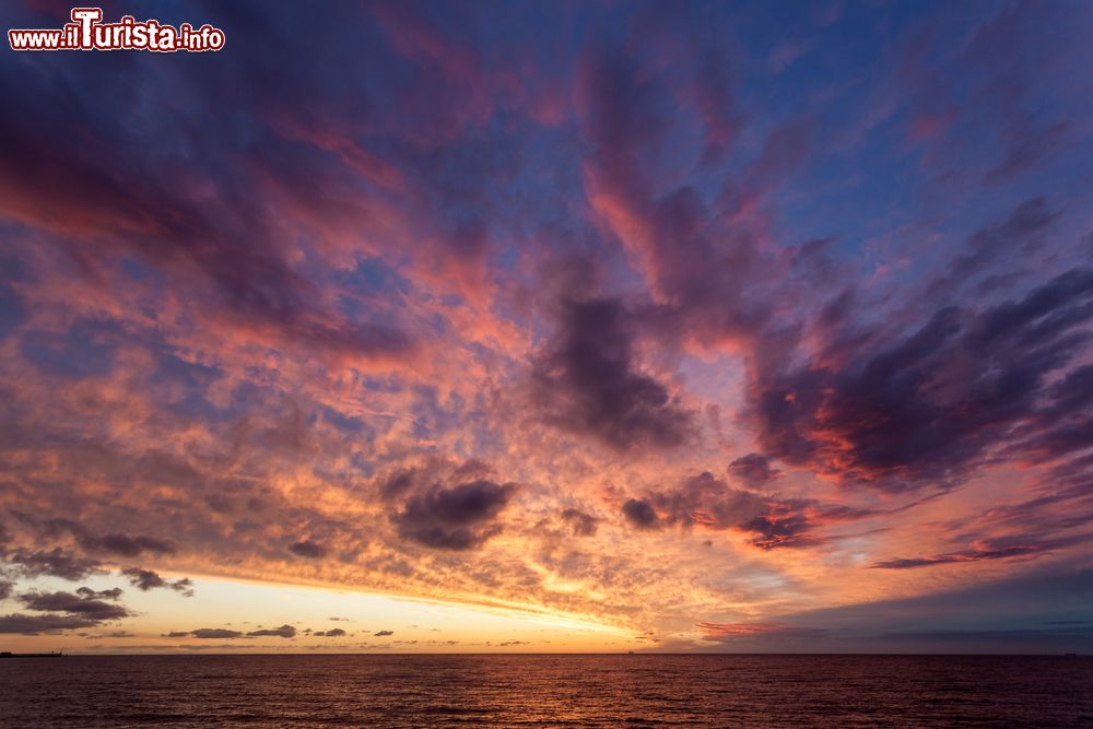 Immagine Tramonto sul mare del Nord a Blankenberge, Belgio. I colori di un cielo suggestivo si riflettono sulle acque calme e tranquille di questo mare che si estende su una superficie di 570 mila chilometri quadrati.