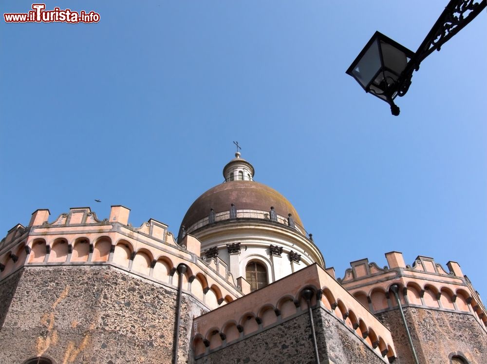 Immagine Randazzo, Sicilia: la cupola e la Chiesa di San Nicola nel centro cittadino
