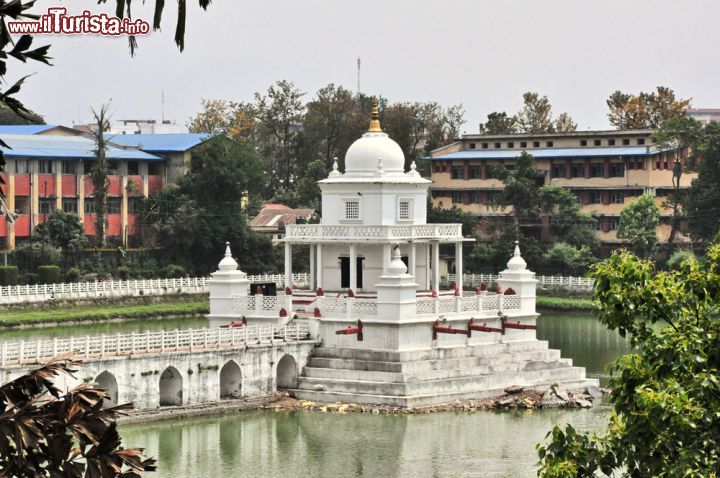 Immagine Rani Pokhari Temple a Kathmandu, Nepal. Il suo nome in nepalese significa "stagno della regina". E' uno dei monumenti più famosi della città - © ivanovskyy / Shutterstock.com