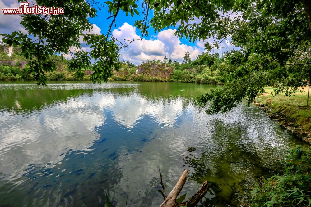 Immagine Ranong Kanyon a BanThung Ka, provincia di Ranong (Thailandia). Chiamato anche "bung morakot", è un'attrazione naturale frequentata da chi desidera relax al mattino ma anche alla sera.