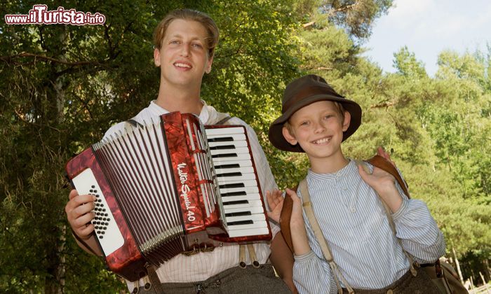 Immagine Due figuranti interpretano "Rasmus e il Vagabondo", due personaggi del romanzo di Astrid Lindgren del 1957 nel parco Astrid Lindgren's World in Svezia  - © Astrid Lindgren's World