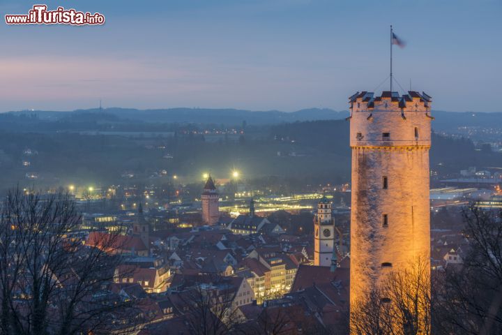 Immagine Ravensburg al tramonto, Germania -  Fra le città storiche più belle della Germania del sud, ogni angolo di Ravensburg offre interessanti aneddoti a turisti e visitatori. Il suo centro antico, con le torri medievali che svettano oltre i tetti delle case tanto da assegnarle il soprannome di "città delle torri e delle porte", ne è la caratteristica più pittoresca e interessante. In questa immagine, Ravensburg fotografata con le luci della sera © Bildagentur Zoonar GmbH / Shutterstock.com