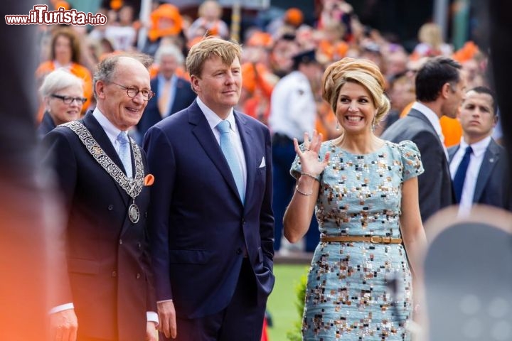 Immagine Re Willem Alexander con la regina Maxima, Olanda - Nato nell'Aprile del 1967, Guglielmo Alessandro è il primogenito della principessa Beatrice e del principe Claus. Laureato alla facoltà di storia di Leida, ha conseguito il brevetto di volo dell'aeronautica militare. Nel 2002 è convolato a nozze con Maxima Zorreguieta da cui ha avuto tre figlie Catharina-Amalia, Alexia e Ariane. Capo dello stato, il monarca abita con la famiglia nella tenuta "Landgoed de Horsten" a Wassenaar © Marcel Alsemgeest / Shutterstock.com