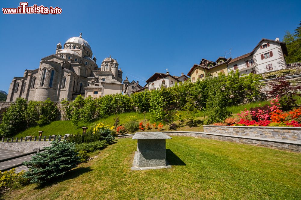 Immagine Re in Val Vigezzo in Piemonte, e il Santuario della Madonna del Sangue.