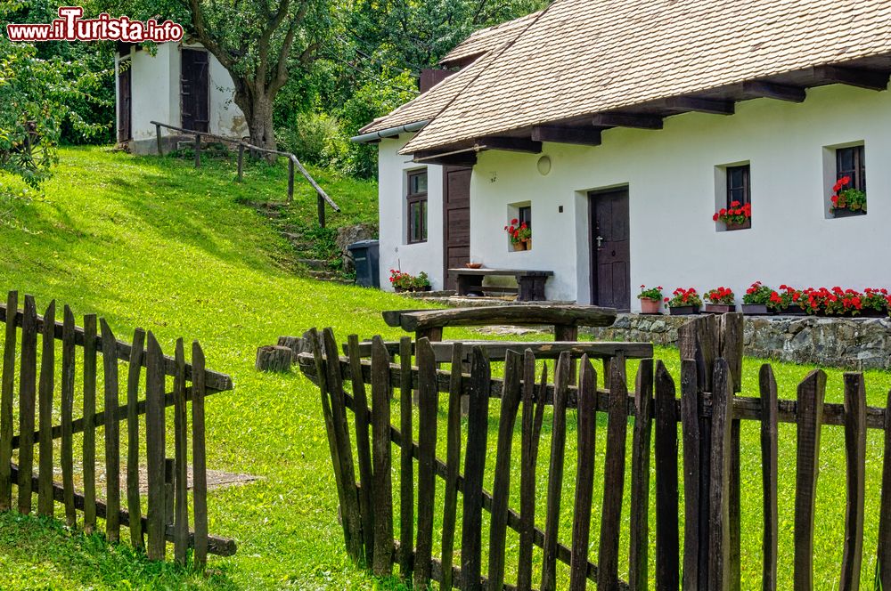 Immagine La recinzione in legno e il cortile di una fattoria nella cittadina di Holloko, Ungheria. Il nome del paesino situato nella provincia di Nograd significa "Pietra del Corvo".