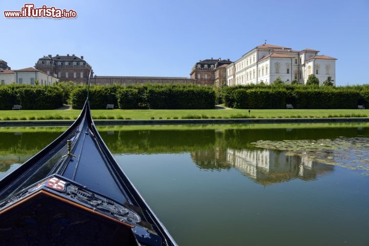 Immagine Venaria Reale vista dal lago, Torino (Piemonte) - La distesa d'acqua che abbraccia la visuale ad ampio respiro da cui si può vedere il complesso della Reggia di Venaria Reale, non è uno specchio liquido qualsiasi. La limpidezza, la trasparenza e la calma del lago, fa sì che ci sia un duplice spettacolo: quello del palazzo e quello del palazzo riflesso. Come si può vedere dall'immagine, quando il cielo è terso lo spettacolo visivo è ancora più suggestivo - © Paolo Bona / Shutterstock.com