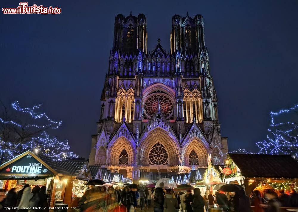 Immagine Reims, Francia: la Cattedrale e il mercatino dell'Avvento prima di Natale - © Jerome PARIS / Shutterstock.com