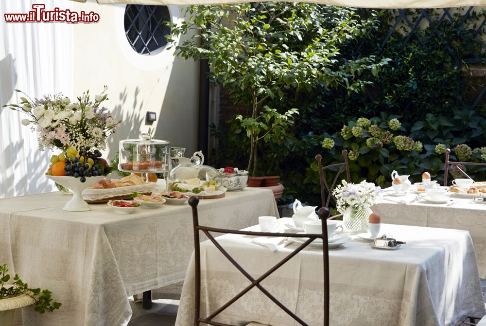 Immagine Relaix Torre dei Torti a Pavia, colazione nel cortile (Lombardia).