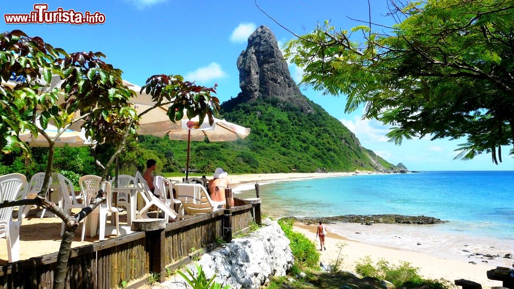 Immagine Relax a Praia Conceicao, una delle spiagge più belle a Fernando Noronha, Brasile. Questo tratto di litorale sabbioso con grandi scogli è uno dei più suggestivi per ammirare il tramonto.