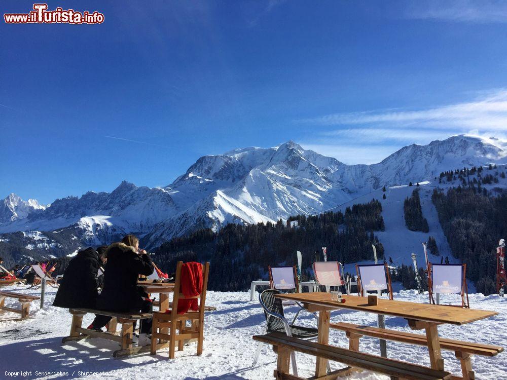 Immagine Relax con pranzo sulle piste di Saint-Gervais-les-Bains (Francia) con il Monte Bianco sullo sfondo - © Senderistas / Shutterstock.com