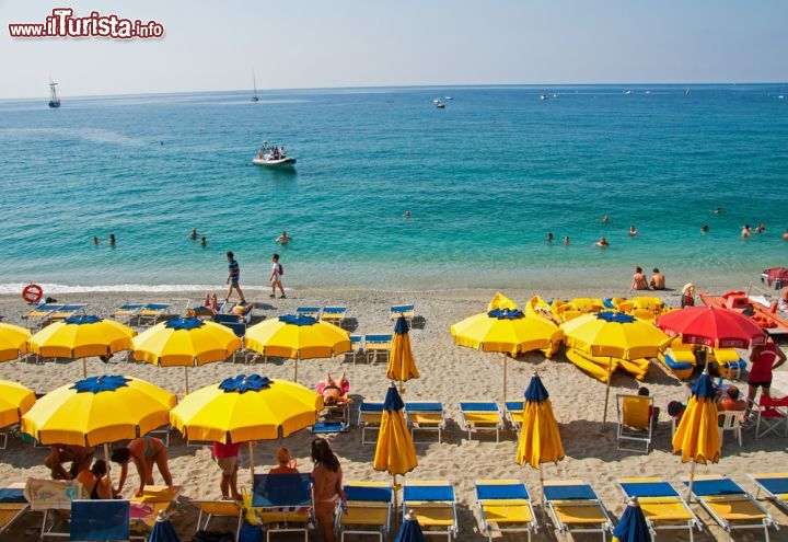 Immagine Relax in spiaggia a Monterosso al Mare, Liguria, Italia - Perla preziosa arenata fra le scogliere, Monterosso offre sole e relax a chi cerca un luogo di vacanza alle Cinque Terre © jolly / Shutterstock.com