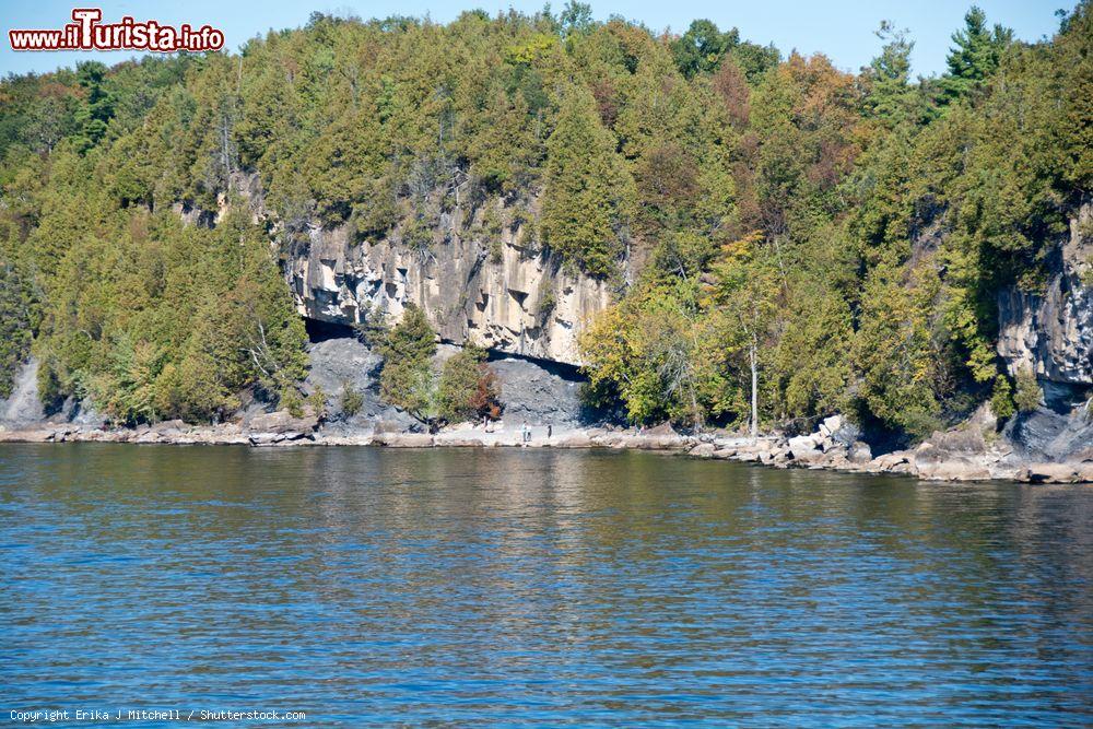 Immagine Relax sotto le scogliere di Lone Rock Point a Burlington, Vermont, Stati Uniti.  Un paesaggio incantevole è perfetto scenario per bagnanti e turisti in cerca di tranquillità - © Erika J Mitchell / Shutterstock.com