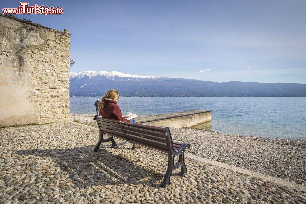 Immagine Relax sul lago di Garda a Gargnano, Lombardia, Italia. L'atmosfera serena che si respira qui richiama il passato signorile del borgo lombardo.