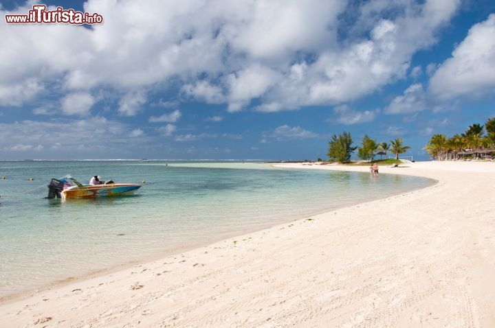 Immagine Relax sulla spiaggia di Belle Mare, Mauritius - L'immancabile paesaggio tropicale con sabbia bianca e laguna cristallina attira migliaia di turisti che ogni anno scelgono questo bell'angolo d'Africa per regalarsi una vacanza di relax in questa nazione insulare situata a circa 550 km a est del Madagascar © hanmon / Shutterstock.com