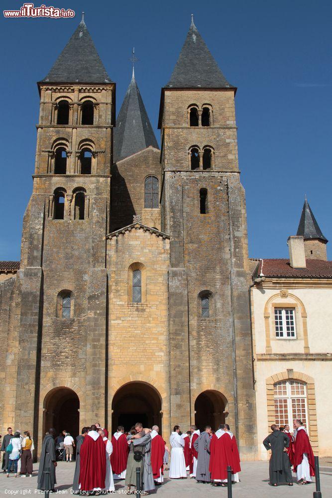 Immagine Religiosi di fronte alla basilica del Sacro Cuore di Paray-le-Monial, sud della Borgogna (Francia) - © Pierre Jean Durieu / Shutterstock.com