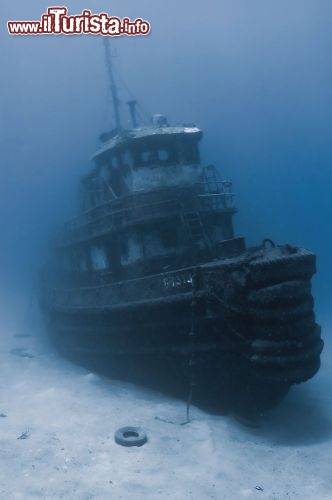 Immagine Il relitto di un rimorchiatore sommerso a "Wreck Alley" a Cooper Island, BVI . - © Durden Images / shutterstock.com