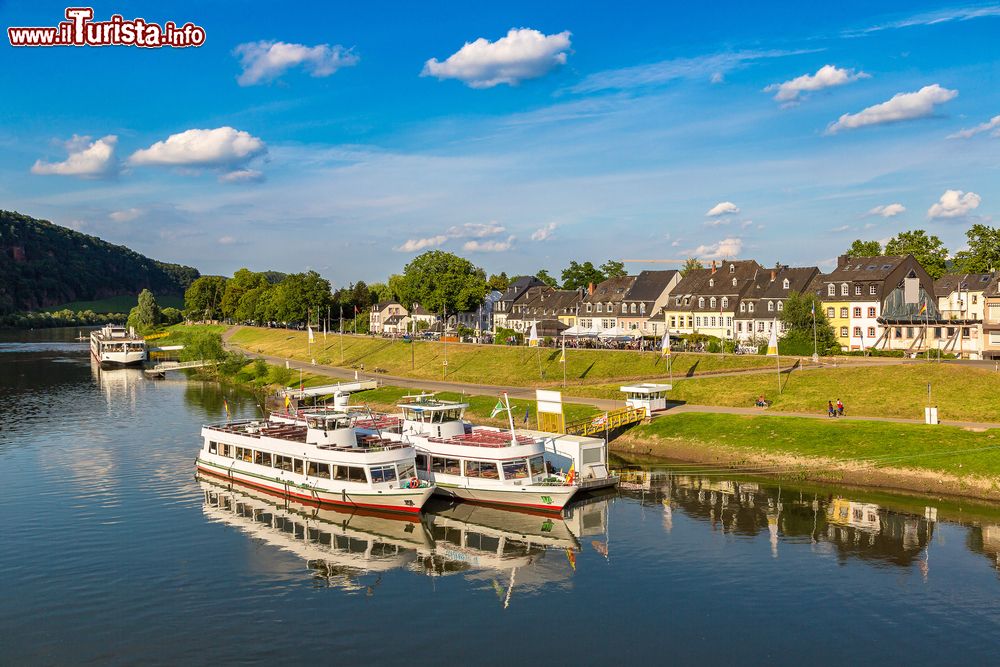 Immagine Renania-Palatinato, Germania: vista sulla città di Trier (Treviri) e il fiume Mosella (Mosel) in una giornata di sole.