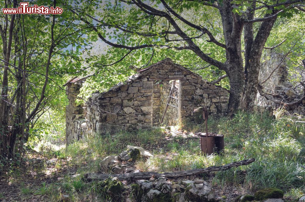 Immagine Reneuzzi, la città fantasma vicino a Carrega Ligure in Piemonte.