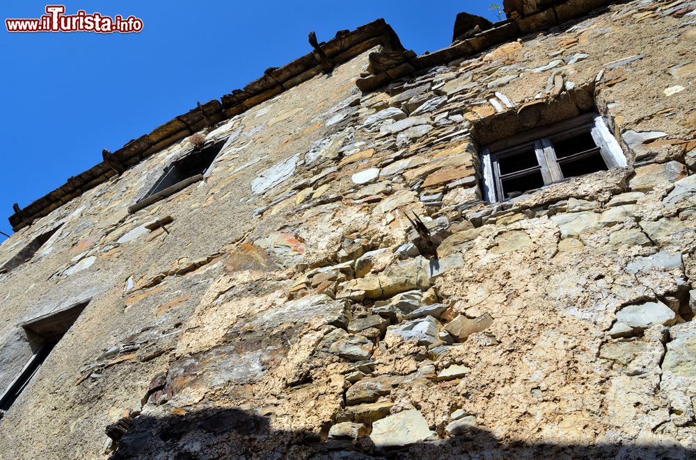 Immagine Reneuzzi, la ghost town abbandonata in Piemonte.