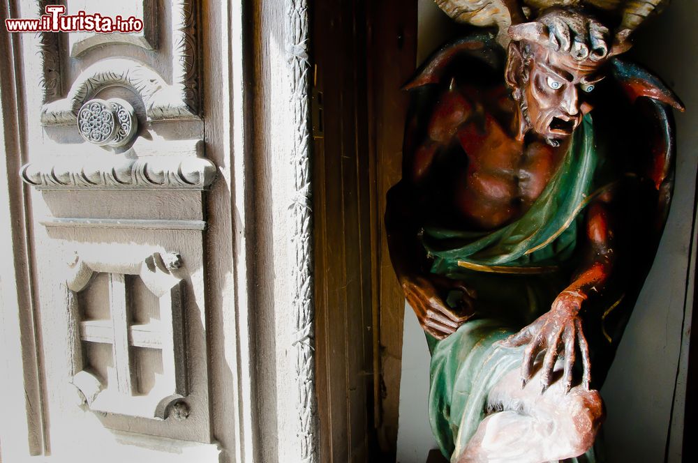 Immagine Rennes-le-Chateau (Francia): particolare della scultura del demone alla porta d'ingresso della chiesa.