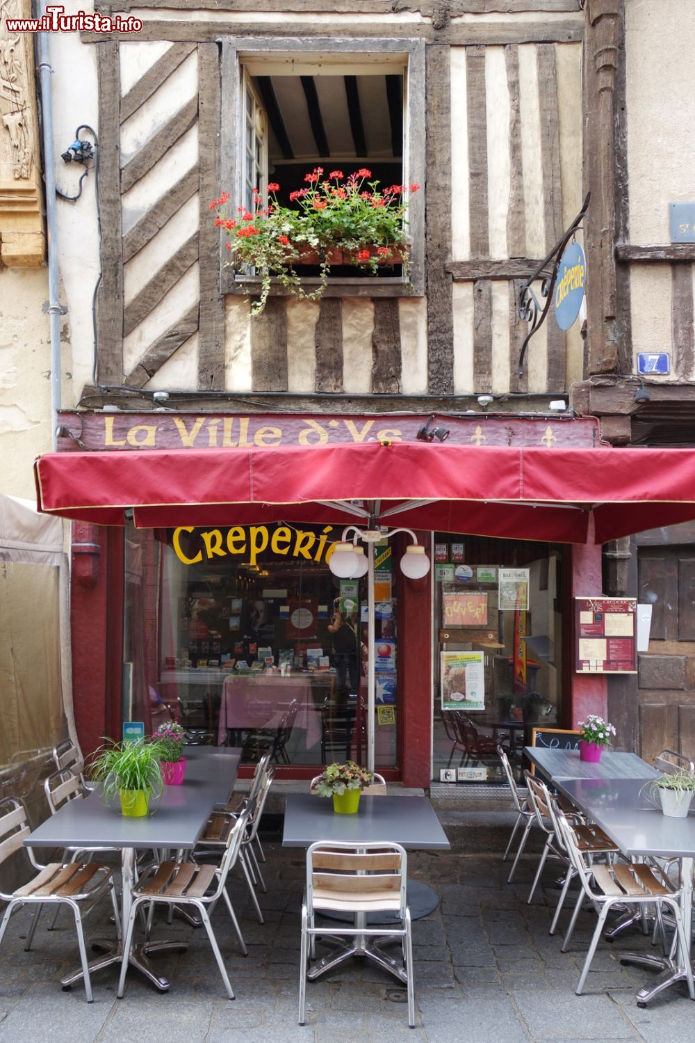 Immagine Rennes, una graziosa creperie al piano terra di un edificio a graticcio, Francia.