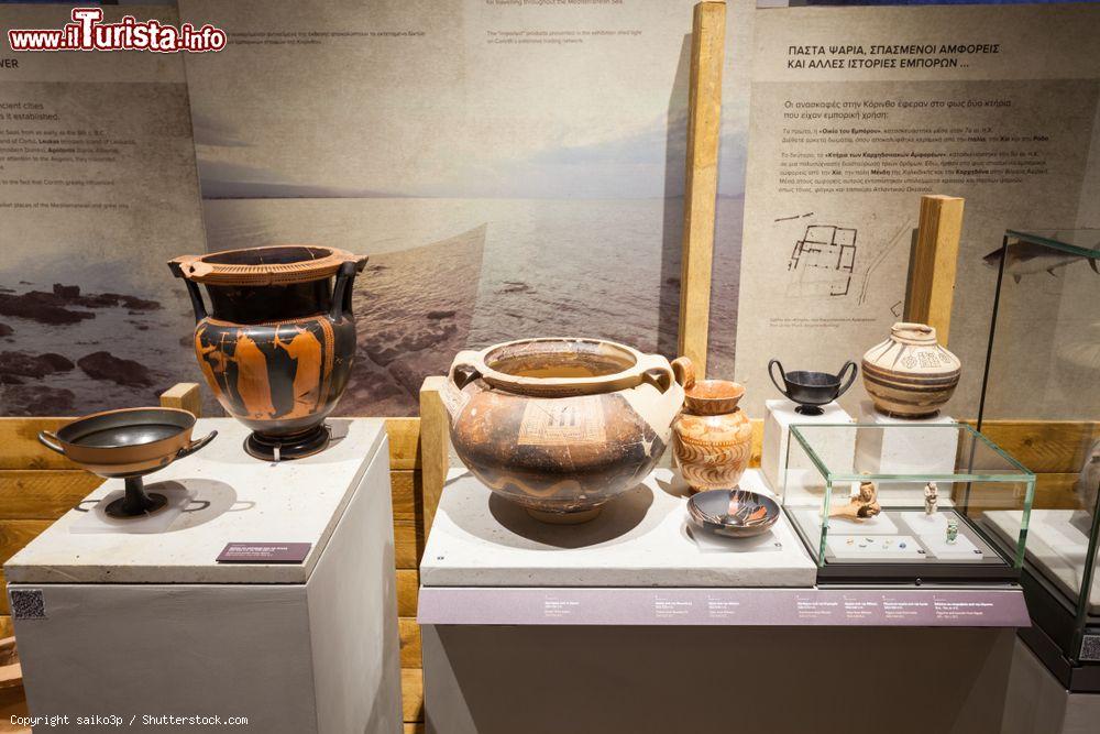 Immagine Reperti antichi nel Museo Archeologico di Corinto, Grecia. La città vecchia, un tempo fra le più grandi di tutto il paese, si trova su un colle sopra la cittadina nuova- © saiko3p / Shutterstock.com