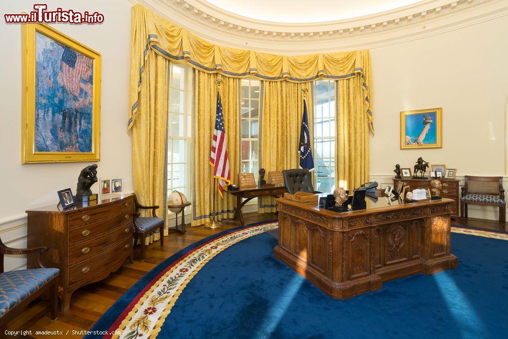 Immagine Replica dell'Ufficio Ovale alla Casa Bianca al William J. Clinton Presidential Center and Library di Little Rock, Arkansas (USA) - © amadeustx / Shutterstock.com