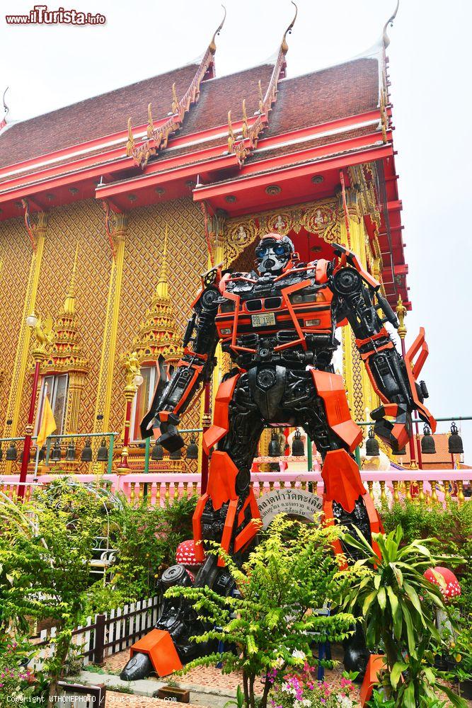 Immagine Una replica del robot Bumblebee costruito con parti di auto al Wat Takhian Floating Market di Nonthaburi (Thailandia) - © WTHOMEPHOTO / Shutterstock.com