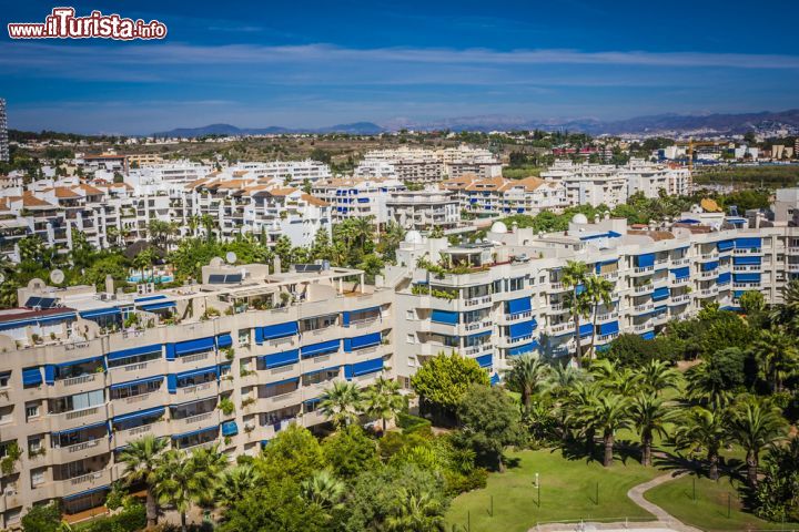 Immagine Residence a Torremolinos, Spagna. Divenuta un'importante località turistica internazionale, Torremolinos ospita sul suo territorio strutture alberghiere per tutti i gusti nonché ristoranti, bar e discoteche - © Anilah / Shutterstock.com