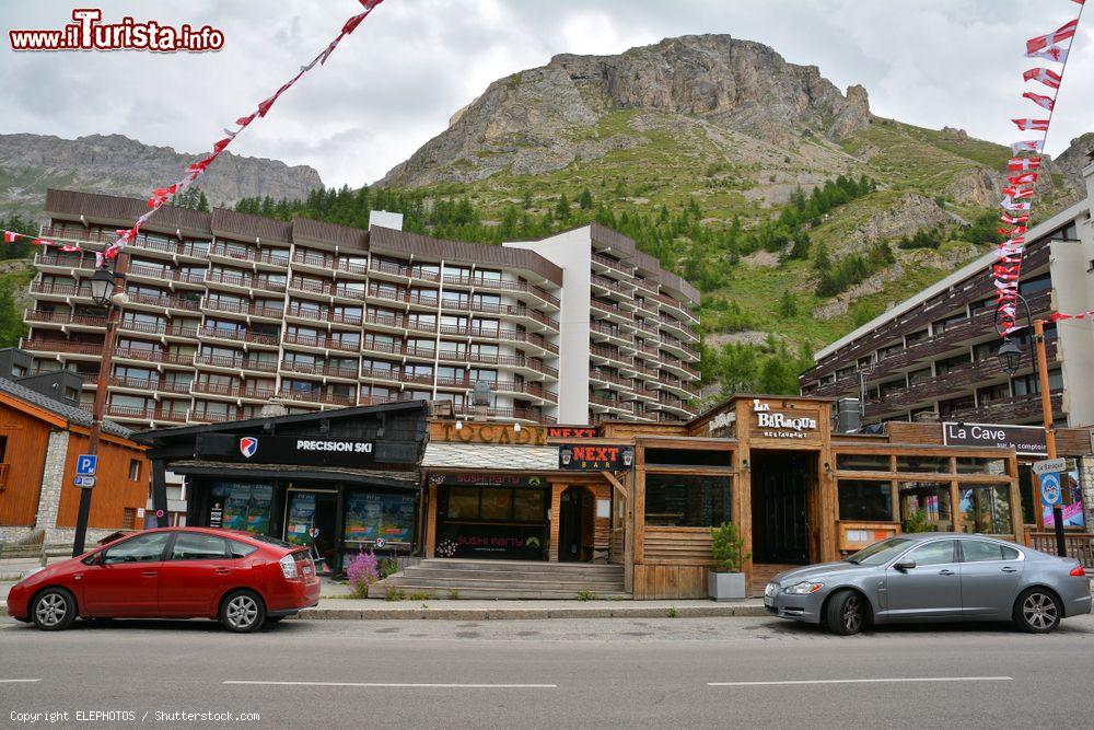 Immagine Residence e negozi nel centro di Val d'Isère, Francia. Percorsa dal fiume Isère, la Tarantaise è la vallata che ospita Val d'Isère - © ELEPHOTOS / Shutterstock.com