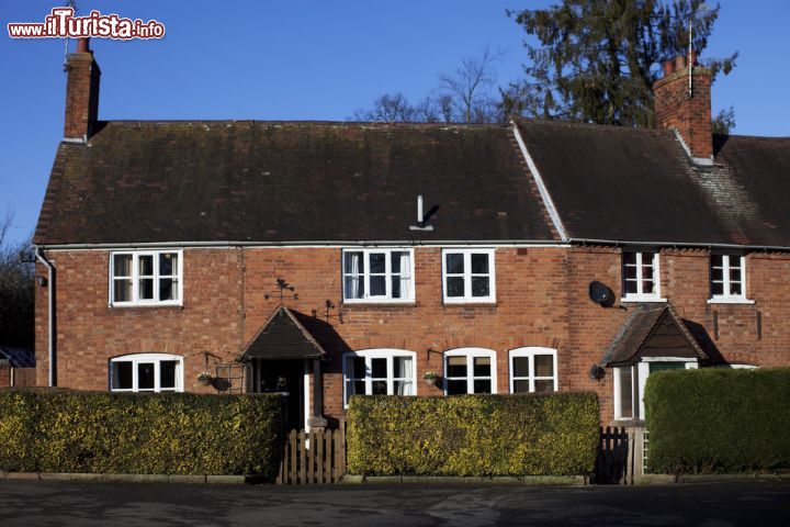 Immagine Residenza a Warwick, Inghilterra - Mattoni rossastri per la facciata di questa bella dimora della città storica del Warwickshire. La si può raggiungere facilmente dal Birmingham International Airport a circa 23 km in direzione nord ovest rispetto alla cittadina © Gail Johnson / Shutterstock.com