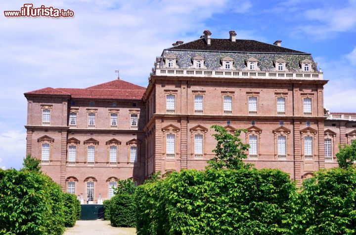 Immagine La residenza dei Savoia a Venaria Reale, Torino (Piemonte) - La bellezza dell'edificio suggerisce che sia nato per vezzo artistico e nobiliare ma in realtà, il fine è stato romantico. Secondo i documenti è stato per volontà di Carlo Emanuele II di Savoia che il complesso ha preso vita, per dedicarlo alla moglie. Il tutto ha preso vita nel 1658 circa e le due maestranze a cui vanno i meriti, sono riconduccibili ai due architetti Amedeo di Castellamonte e Michelangelo Garove. In seguito a diversi avvenimenti storici che hanno visto il complesso bisognoso di un restauro (1995), i lavori vennero affidati a Filippo Juvarra - © maudanros / Shutterstock.com