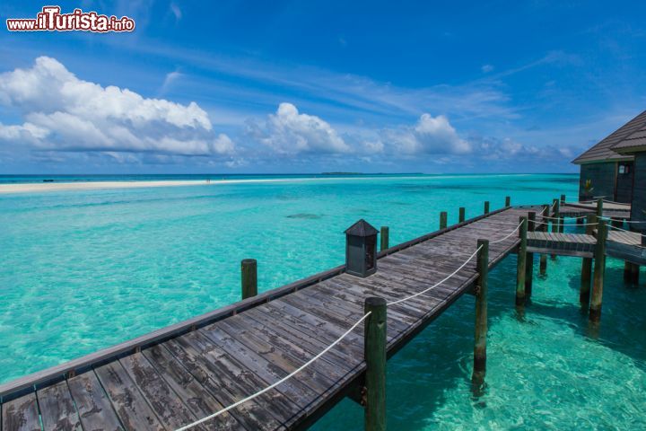 Immagine La passerella di un resort sopra le acque cristalline dell'atollo di Lhaviyani, isole Maldive, Oceano Indiano - foto © Shutterstock.com