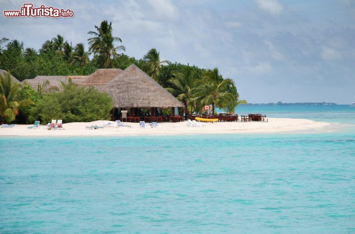 Immagine Un resort turistico con le tipiche costruzioni a capanna dal tetto di foglie doi palma, su un'isola dell'Atollo di Malé Nord, Maldive - foto © Shutterstock.com