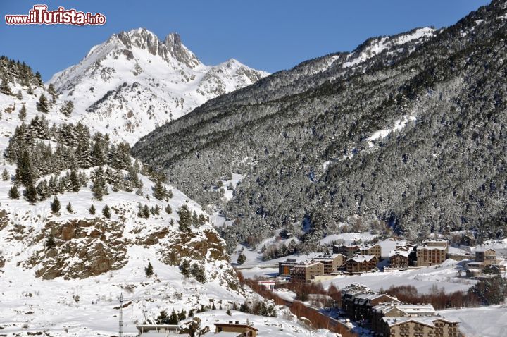 Immagine Resort invernale El Tarter e Pirenei, Andorra. Questo villaggio del principato ospita parte delle strutture dell'impianto sciistico più importante dei Pirenei, quello di El Tarter-Soldeu - © M.V. Photography / Shutterstock.com