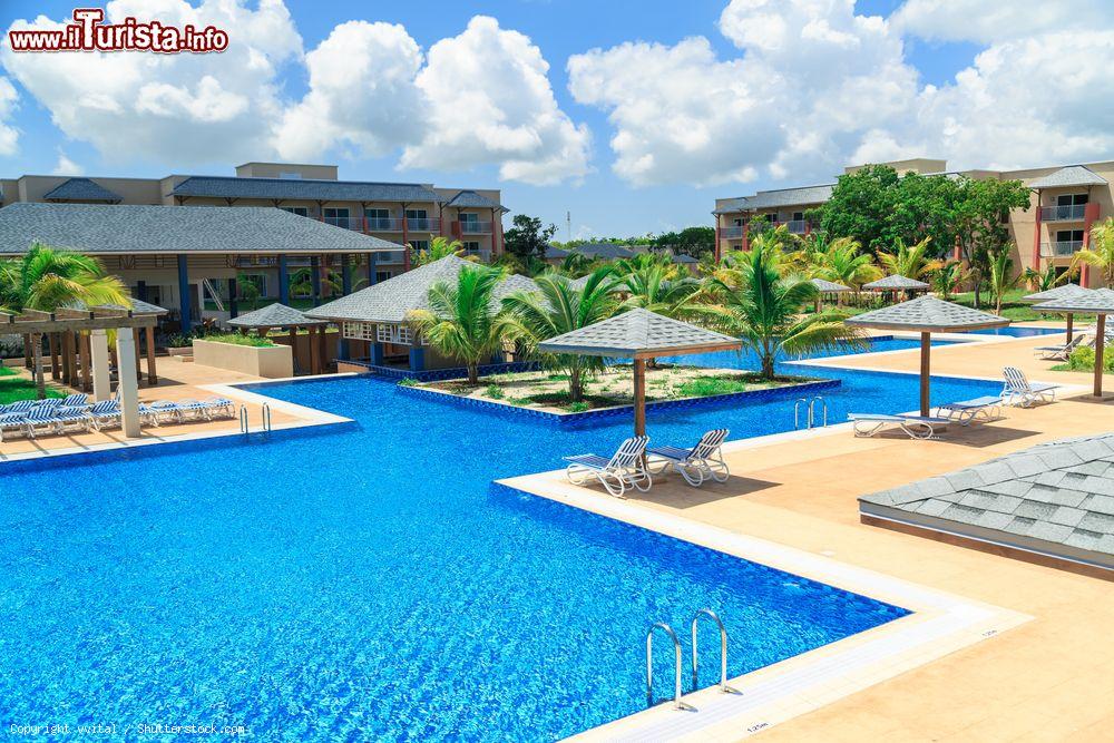 Immagine Il resort Melia Jardines del Rey a Cayo Coco (Cuba) con la sua piscina - © vvital / Shutterstock.com