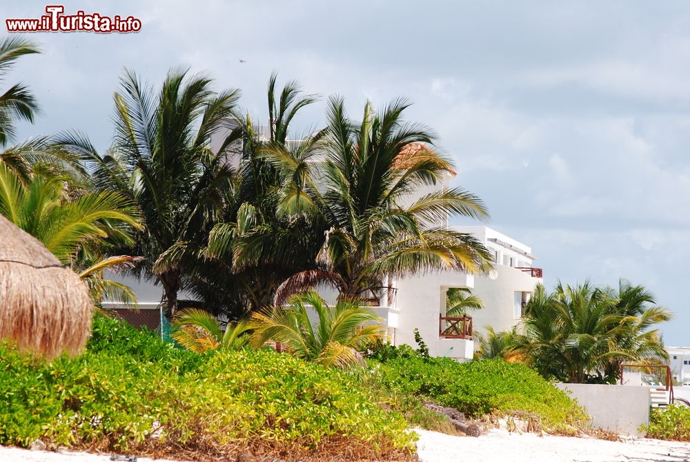 Immagine Resort su una spiaggia di Puerto Morelos, Riviera Maya, Messico. La piccola cittadina di Puerto Morelos è situata nella penisola dello Yucatan e sta diventando famosa in tutto il mondo per le sue spiagge.