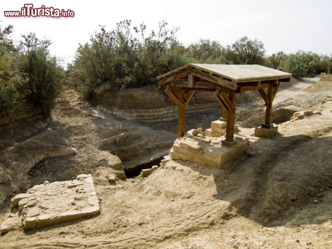 Immagine Il resti della chiesa più antica del sito del Battesimo Gesù, dove i lMessia venne battezzato da San Giovanni Battista. Siamo a Betania, in Giordania, sulle rive del fiume Giordano, nei pressi della sua foce nel Mar Morto - © OPIS Zagreb / Shutterstock.com