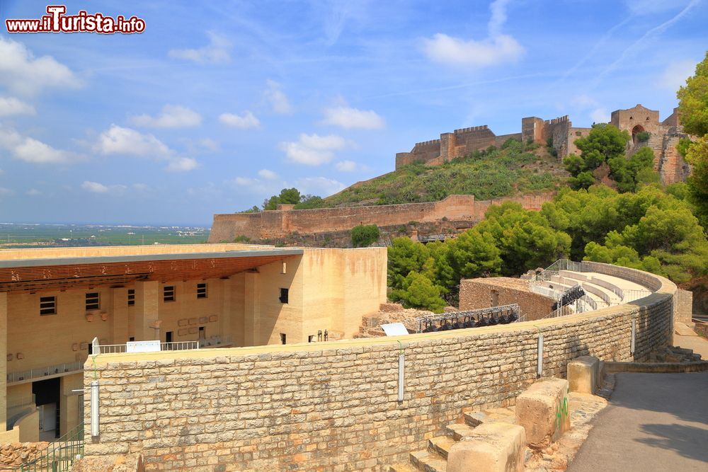 Immagine Resti delle antiche costruzioni medievali del castello di Xativa, Valencia, Spagna. Adagiato lungo la parte superiore di una collina, il castello colpisce per le sue dimensioni maestose.