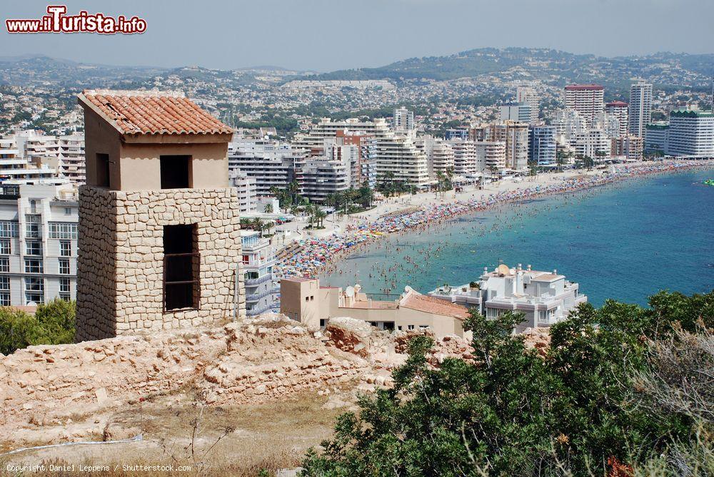 Immagine Resti antichi nella città di Calpe, Spagna, con la spiaggia affollata sullo sfondo - © Daniel Leppens / Shutterstock.com