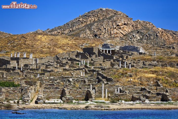 Immagine Resti dell'antico santuario di Apollo a Delos, Grecia. Le colline di Kynthos ospitano le rovine del santuario dedicato a Apollo, caratterizzato dal tempio dorico iniziato a costruire nel V° secolo a.C. ma mai completato. L'area archeologica di Delo fa parte della lista del patrimonio mondiale Unesco dal 1990 