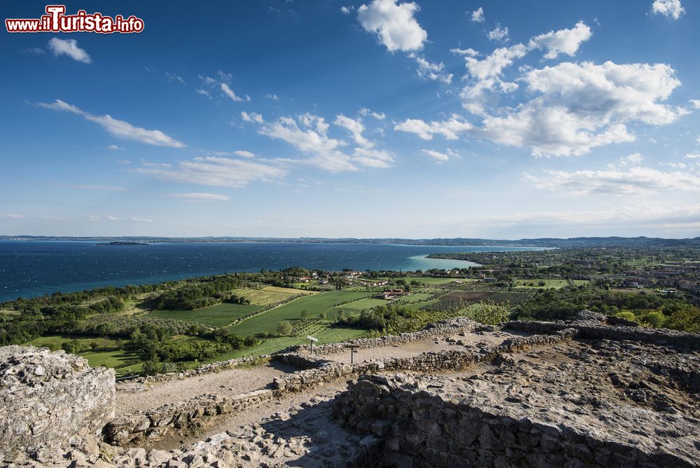 Immagine Resti archeologici sulla collina che sovrasta Manerba del Garda e il lago