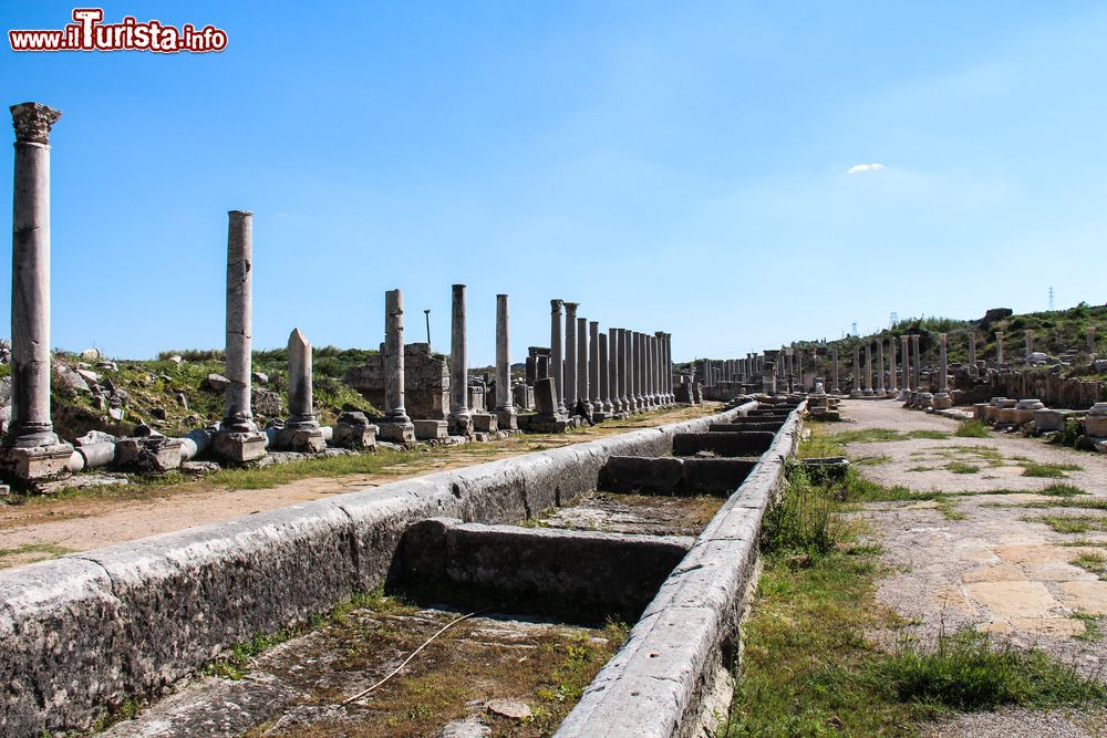 Immagine Resti bizantini al sito archeologico di Aspendos, provincia di Antalys, Turchia. Durante l'Impero Aspendos fu una delle città più ricche e prospere dell'Asia Minore.