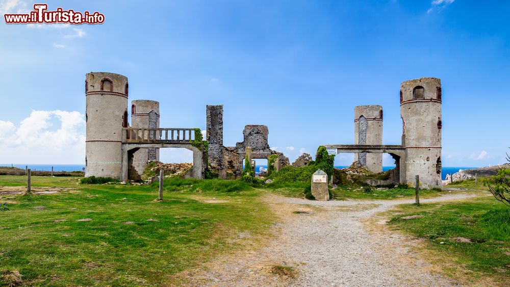 Immagine Resti del castello di Coecilian del poeta francese Saint-Pol-Roux (noto anche come Paul-Pierre Roux) a Camaret-sur-Mer, Bretagna, Francia.