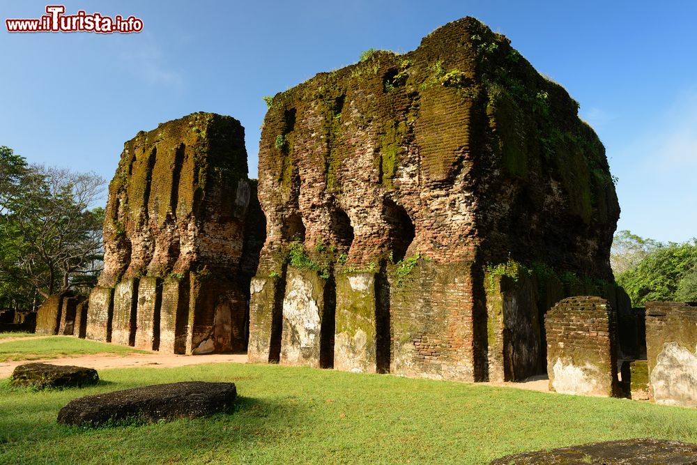 Immagine I resti del Royal Palace dell'antica Polonnaruwa, Sri Lanka. Questa dimora del re Parakumba venne edificata a sette piani. Ad oggi ne sono rimasti solo 3.