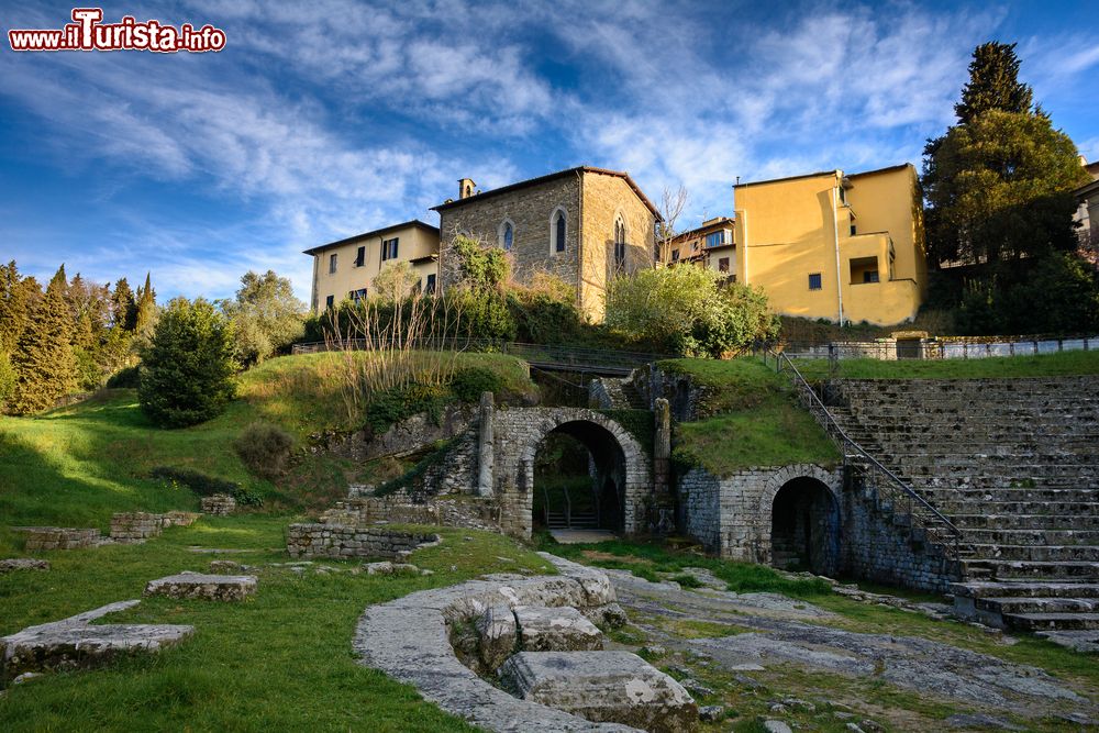 Immagine I resti del teatro romano del I° secolo D.C. a Fiesole, provincia di Firenze, Toscana. Il teatro ha la pianta a semicerchio dei teatri greci e si poggia sul naturale pendio della collina.