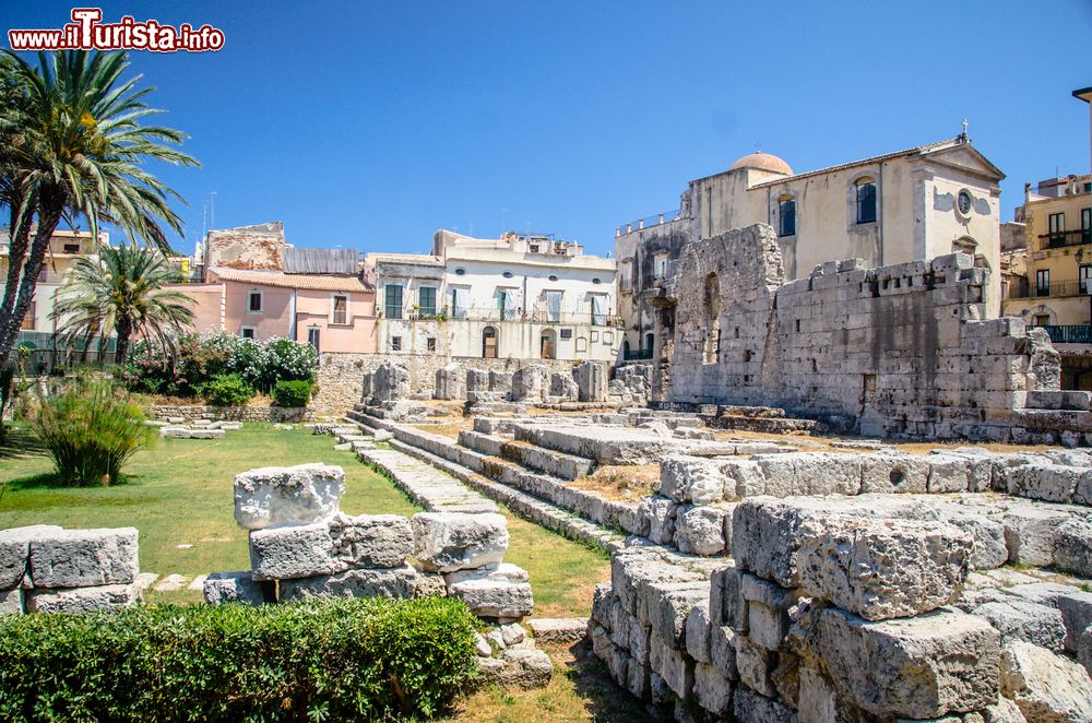 Immagine Resti del tempio di Apollo a Siracusa, Sicilia. E' il tempio dorico più antico della Sicilia. Nel tempo ha subito diverse trasformazioni: fu chiesa bizantina e poi moschea islamica sino a diventare una caserma spagnola con edifici privati.